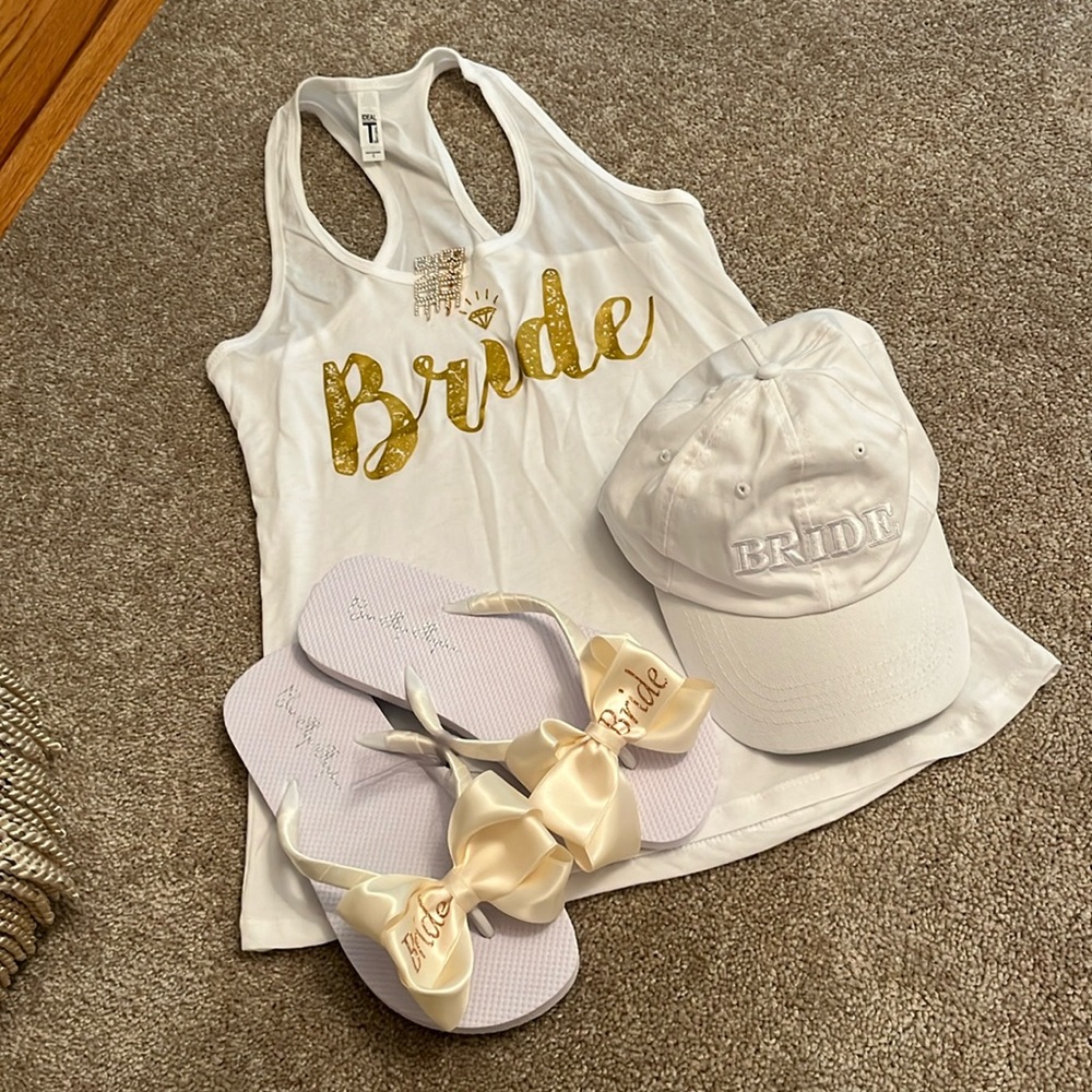 Bridal T-shirt, hat, flip-flops, hairpins